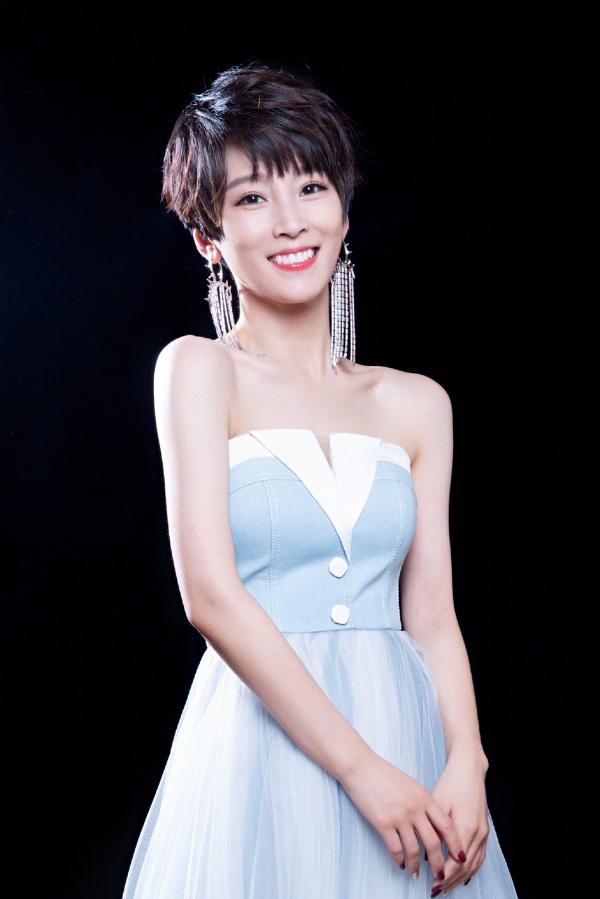 谢楠晒和老公甜蜜合照 吴京被吐槽cos婚纱影楼风