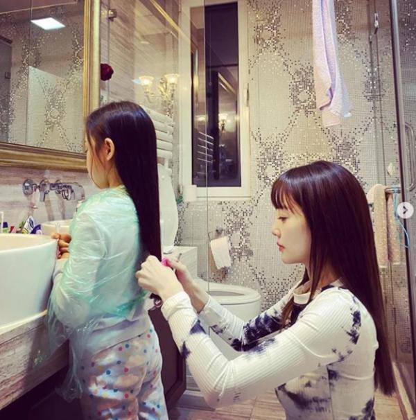 李小璐新年为甜馨剪头发 激动分享女儿弹钢琴视频