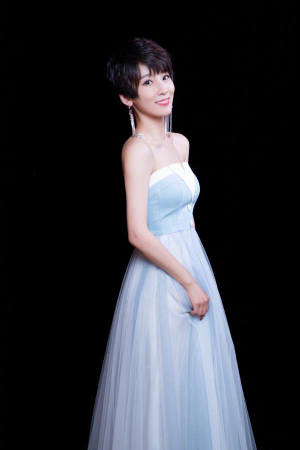 谢楠晒和老公甜蜜合照 吴京被吐槽cos婚纱影楼风
