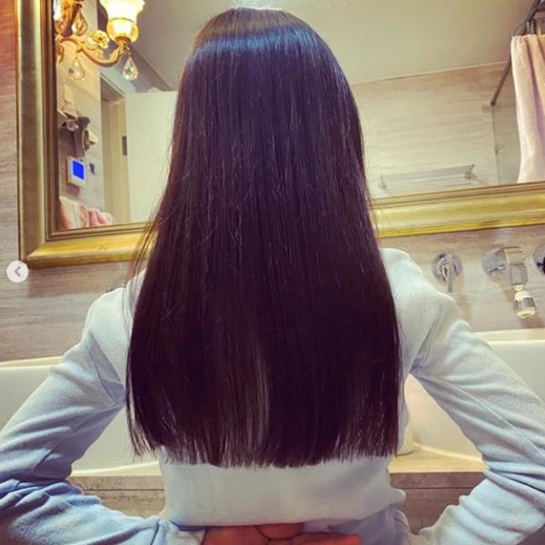 李小璐新年为甜馨剪头发 激动分享女儿弹钢琴视频