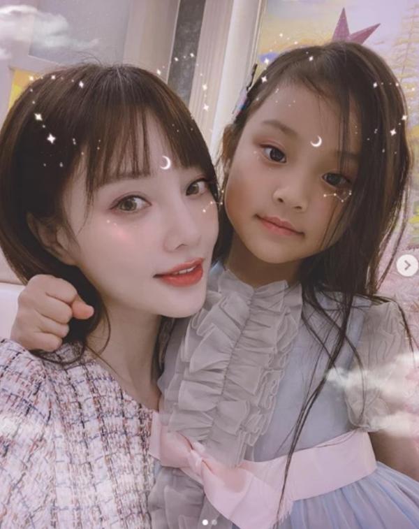 李小璐新年为甜馨剪头发 激动分享女儿弹钢琴视频