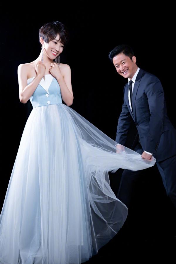 谢楠晒和老公甜蜜合照 吴京被吐槽cos婚纱影楼风