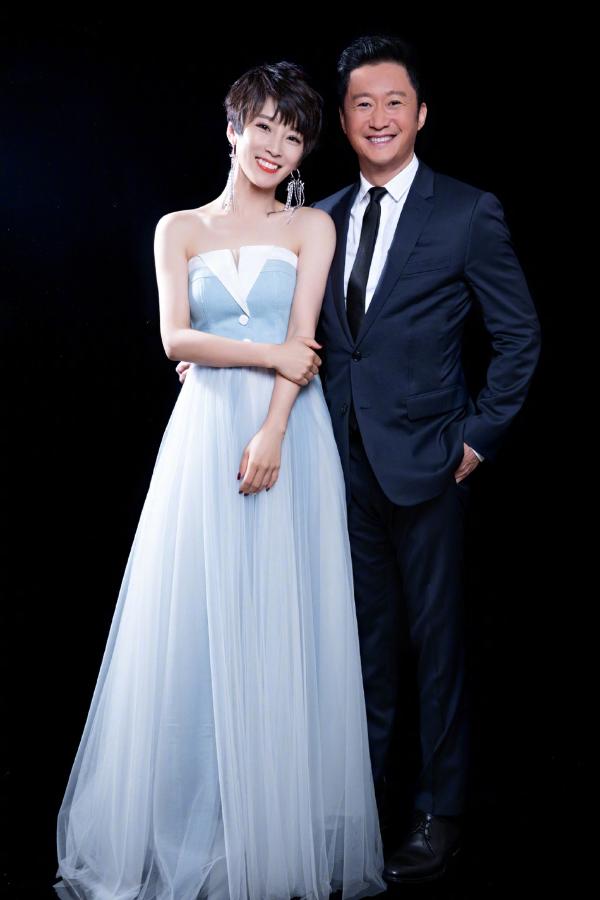 谢楠晒和老公甜蜜合照 吴京被吐槽cos婚纱影楼风