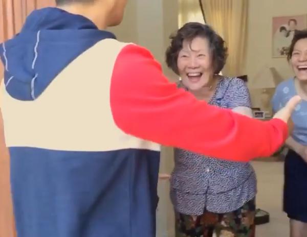 甄子丹一家探望汪诗诗90岁祖母 老奶奶身体硬朗喜笑颜开