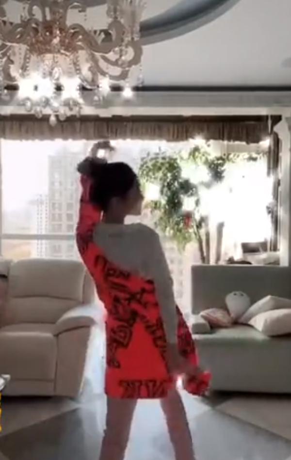 李小璐穿睡袍魔性跳舞 甜馨在背后跳跃强行抢镜