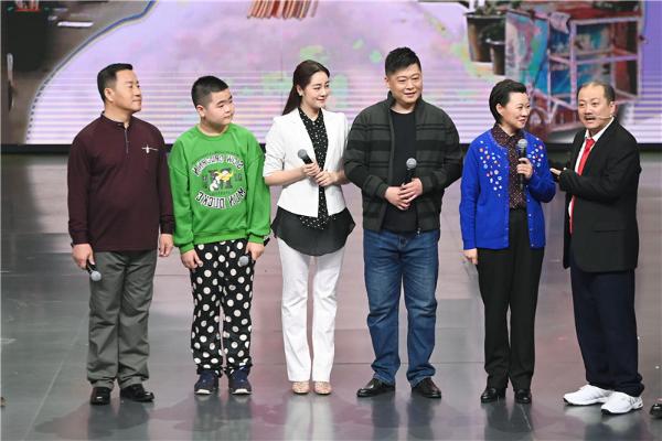 王牌家族时光旅行回到九零年代 华晨宇遇到谢广坤惊喜献唱