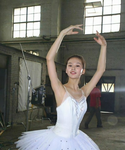 刘诗诗昔日跳芭蕾舞视频曝光 舞姿优美长腿抢镜