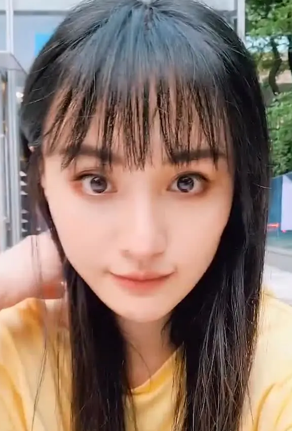 郑爽坐台阶搞怪自拍 脚踩人字拖凹造型十分接地气