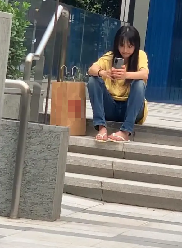 郑爽坐台阶搞怪自拍 脚踩人字拖凹造型十分接地气