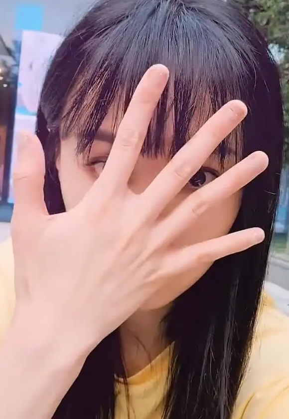 郑爽坐台阶搞怪自拍 脚踩人字拖凹造型十分接地气