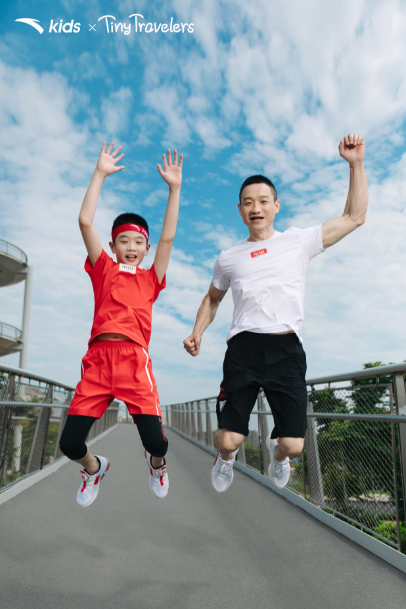 奥运冠军杨威与杨阳洋近照曝光 穿同款开启亲子运动模式