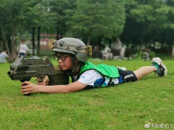 奥运冠军杨威与杨阳洋近照曝光 穿同款开启亲子运动模式