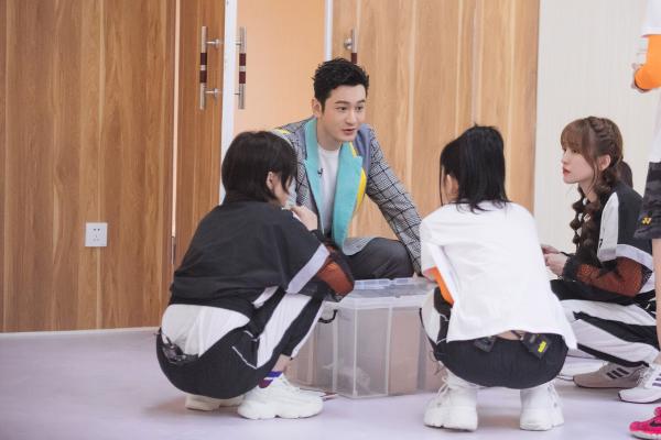 《乘风破浪的姐姐》首次现分歧 黄晓明暖心安抚丁当