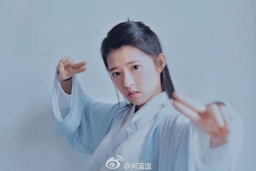 何蓝逗花式武术比心视频 可爱动作见真功夫
