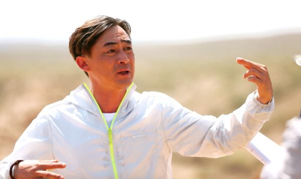 电视剧《谜砂》B组导演王鑫把枪战戏文拍