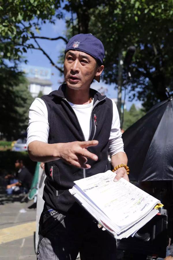 电视剧《谜砂》B组导演王鑫把枪战戏文拍