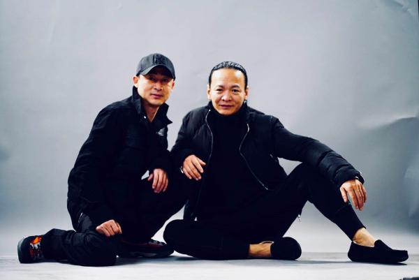 电视剧《谜砂》B组导演王鑫把枪战戏文拍