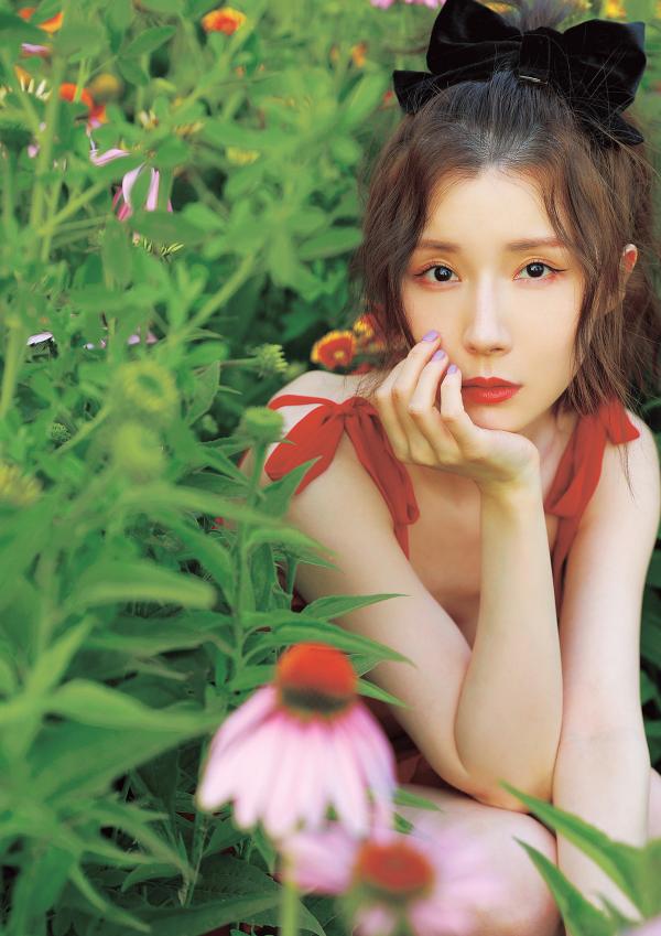 方安娜分享美照获表白 蝴蝶结搭配红裙俏皮不失性感