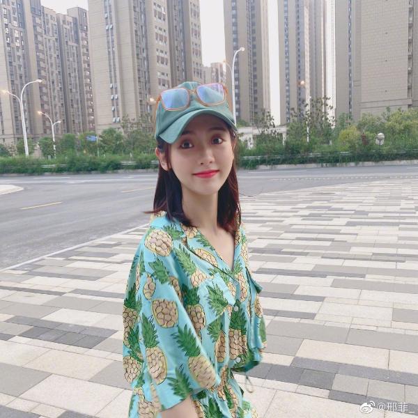 邢菲晒甜美自拍照 示范夏日元气减龄穿搭