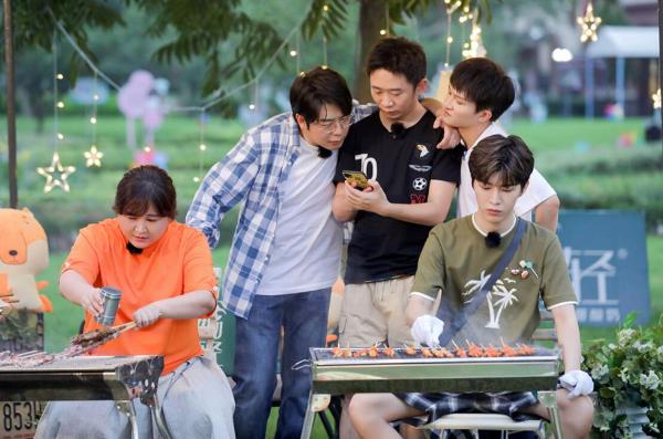 《青春环游记2》全员联手对抗节目组 郎朗帮贾玲追星刘德华