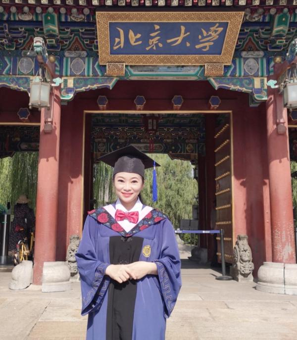 中国煤矿文工团青年歌唱家冯霞北大硕士毕业，获硕士学位