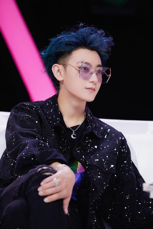 驾驭星空蓝薄荷绿多种发色 黄子韬时尚感在线