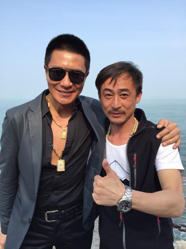 电视剧《谜砂》B组导演王鑫把枪战戏文拍