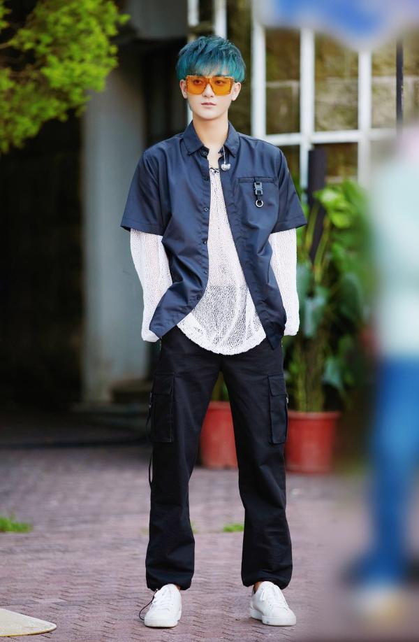 驾驭星空蓝薄荷绿多种发色 黄子韬时尚感在线