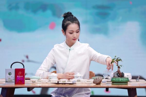 《家乡好物》推荐茶叶、花生油等长清好物，宋钰盈茶艺表演赏心悦目