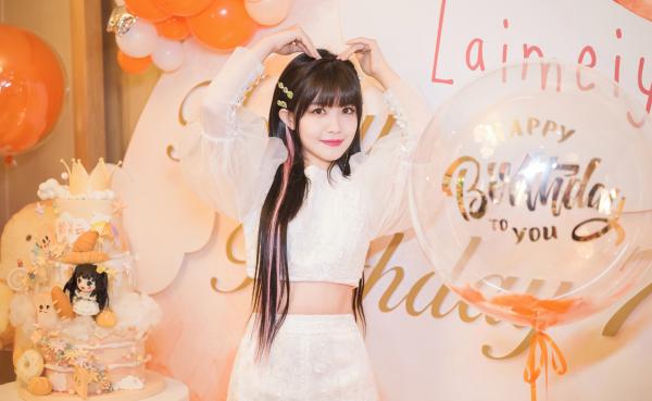 赖美云生日直播大秀才艺 首次公开清唱《女孩与王冠》歌声动听