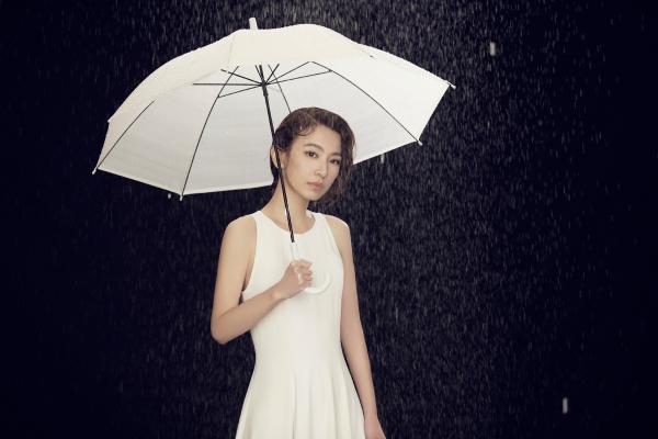 田馥甄《一一》MV上演雨中现代舞 旋转镜台引领乐迷观看人生百态