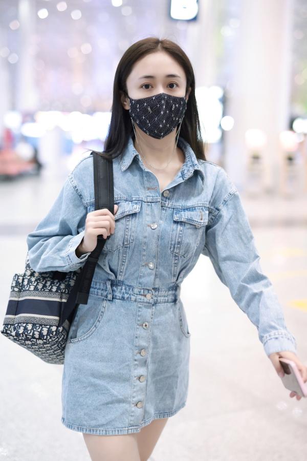 刘芸出发录制《乘风破浪的姐姐》成团夜亮相机场 黑色铆钉银链口罩吸睛十足