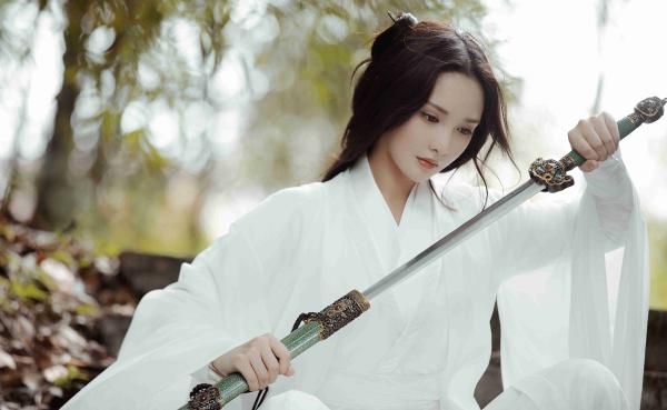 彭小苒白衣古风写真释出 化身林间女侠 清冷飒气