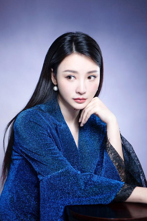 柳岩星辰蓝西服套装清丽出尘 演绎都市摩登风尚