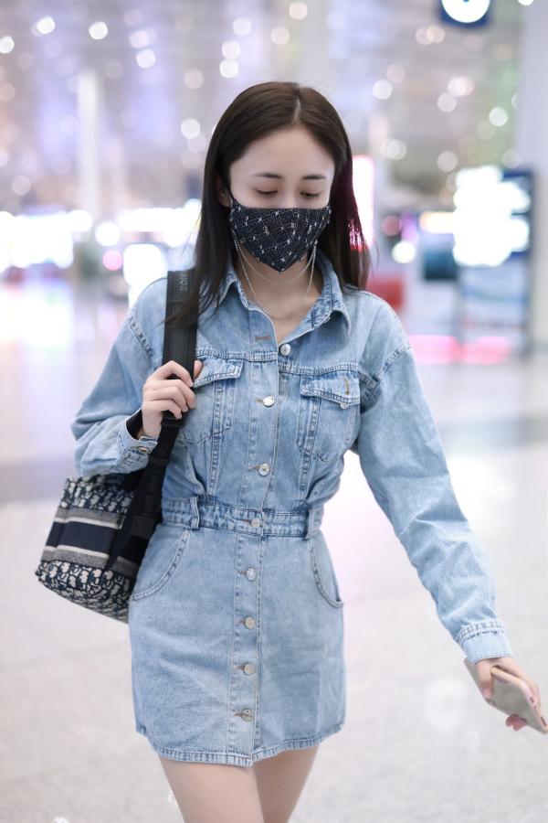 刘芸出发录制《乘风破浪的姐姐》成团夜亮相机场 黑色铆钉银链口罩吸睛十足