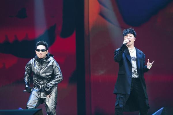 胡彦斌高能帮唱魔动闪霸大展Rapper属性 “蹦迪式”说唱洗脑值Max