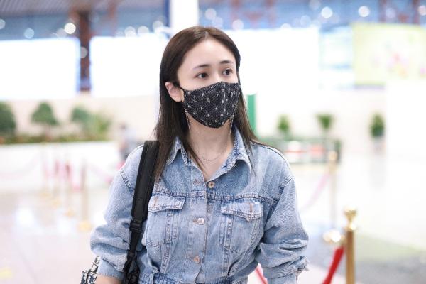 刘芸出发录制《乘风破浪的姐姐》成团夜亮相机场 黑色铆钉银链口罩吸睛十足