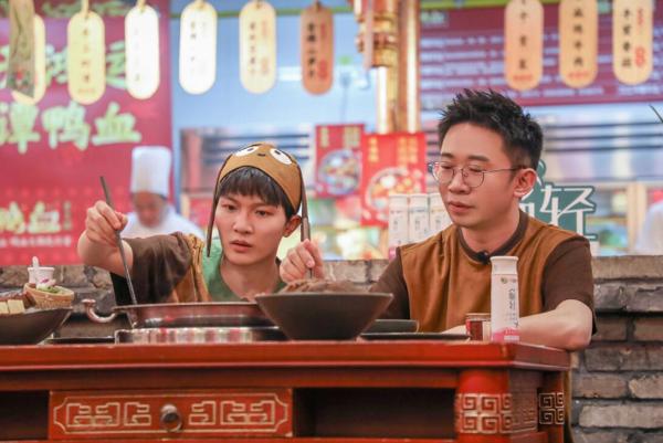 《青春环游记2》收视破二蝉联第一爆笑升级 春游家族成现象级综艺团体
