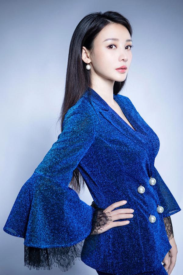 柳岩星辰蓝西服套装清丽出尘 演绎都市摩登风尚