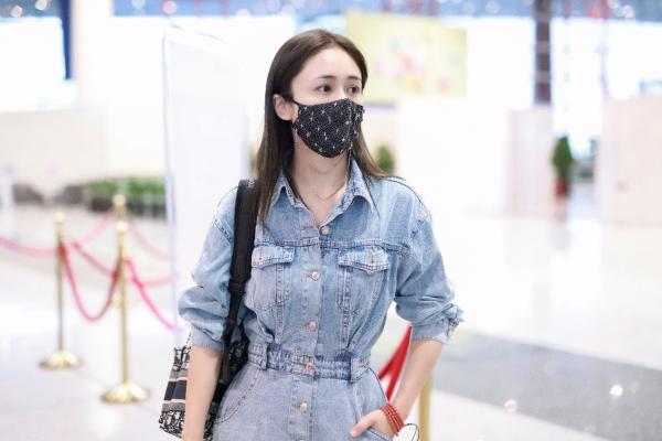 刘芸出发录制《乘风破浪的姐姐》成团夜亮相机场 黑色铆钉银链口罩吸睛十足