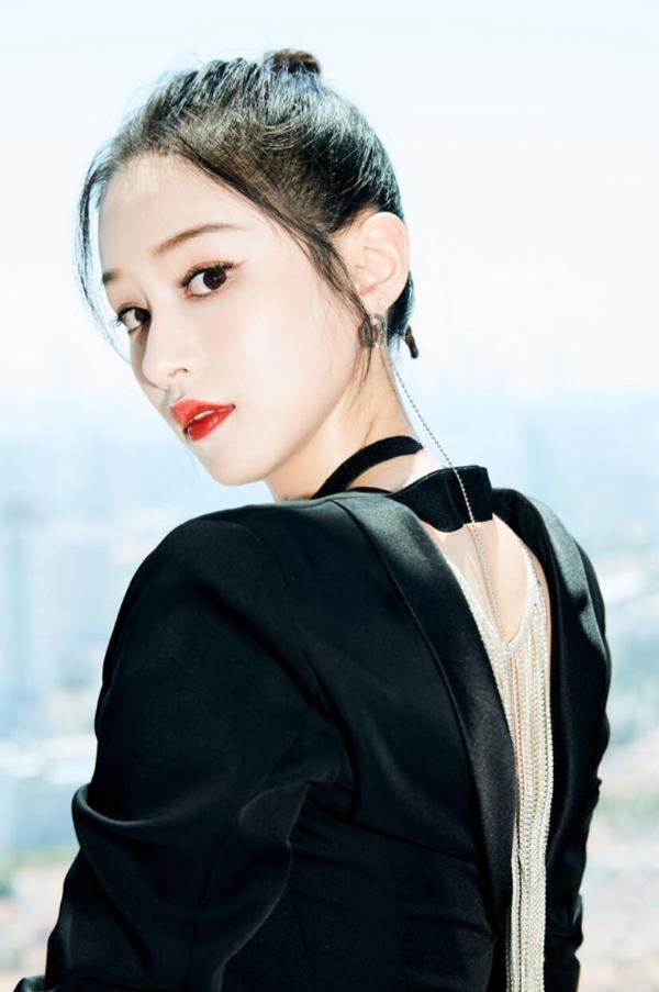 陆妍淇珠帘黑裙流光溢彩 彰显精致酷飒气韵