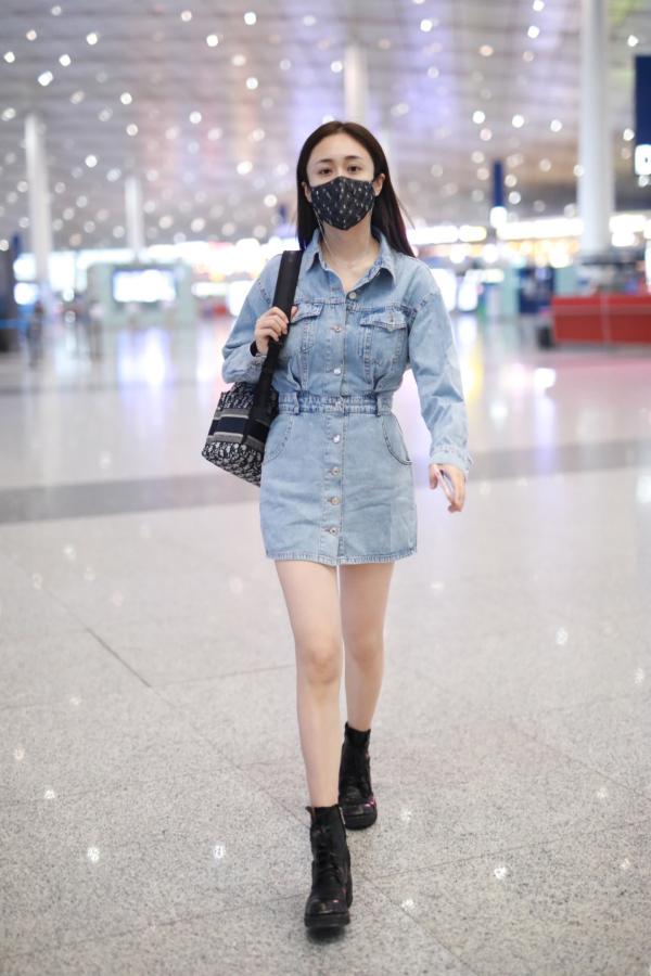 刘芸出发录制《乘风破浪的姐姐》成团夜亮相机场 黑色铆钉银链口罩吸睛十足