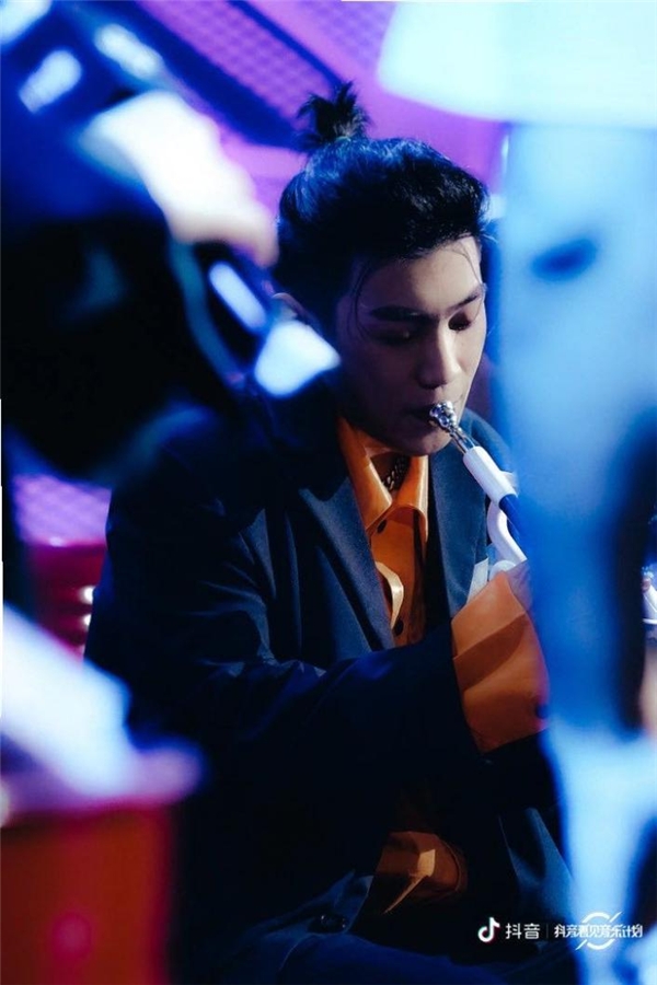 甜蜜CP董唧唧&乃万演绎《就是你2.0》在网易云正式上线