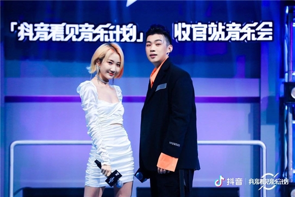 甜蜜CP董唧唧&乃万演绎《就是你2.0》在网易云正式上线