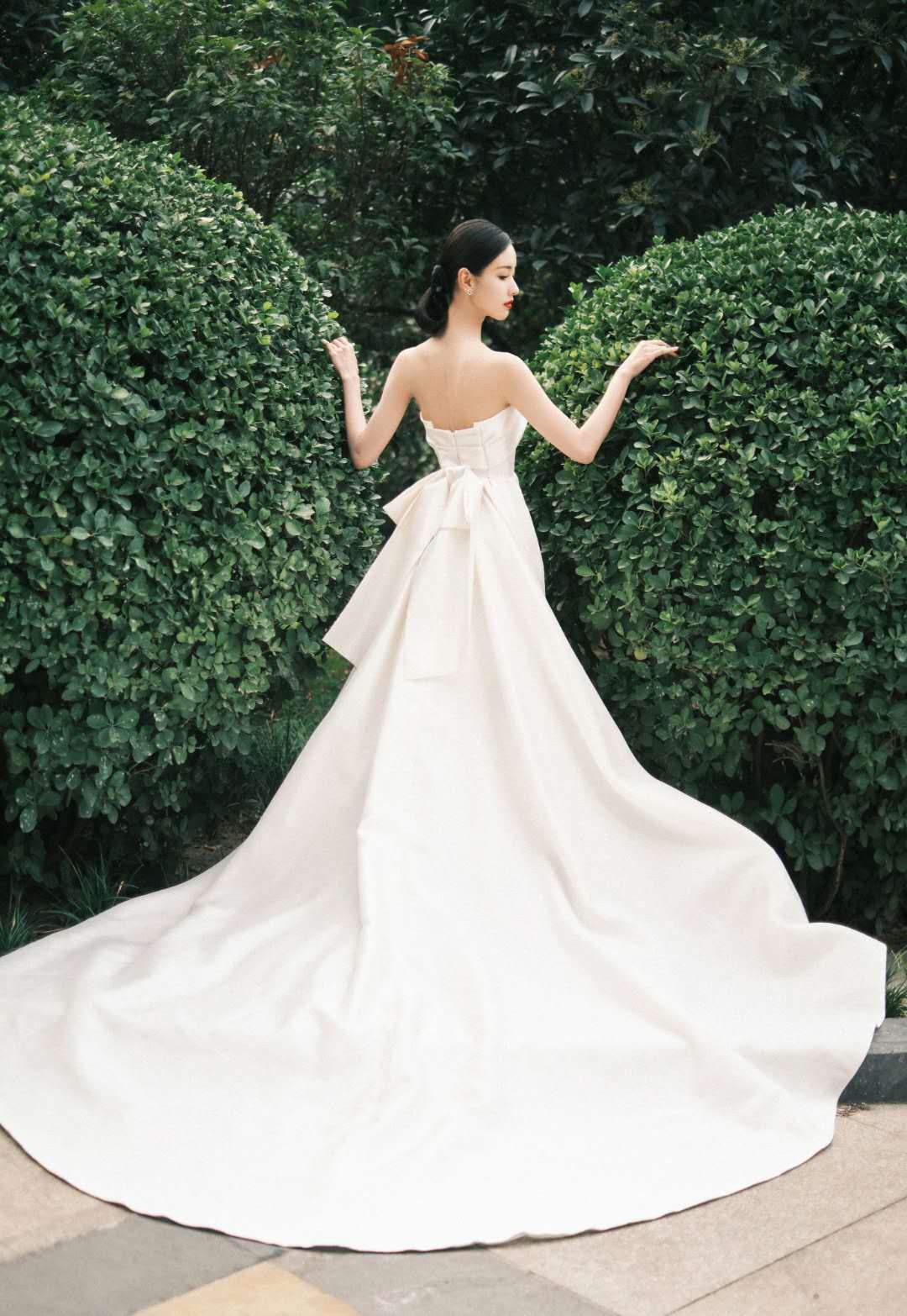 陈都灵亮相大众电影百花奖闭幕式 清新脱俗气质优雅