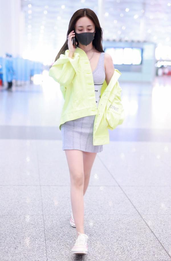 刘芸荧光绿外套搭灰色裙亮相机场 出现初秋运动女团风