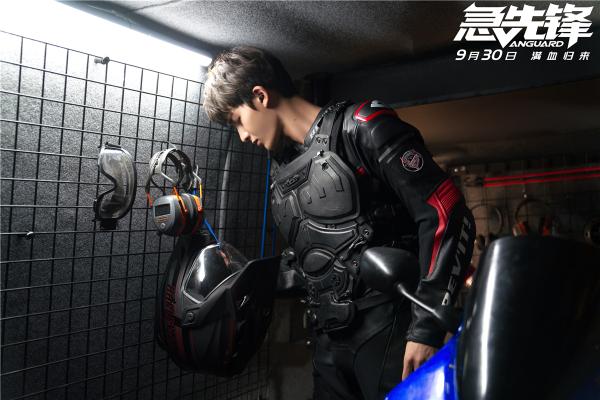 硬核预告60秒从天打到地 成龙回归动作喜剧引全民合家欢