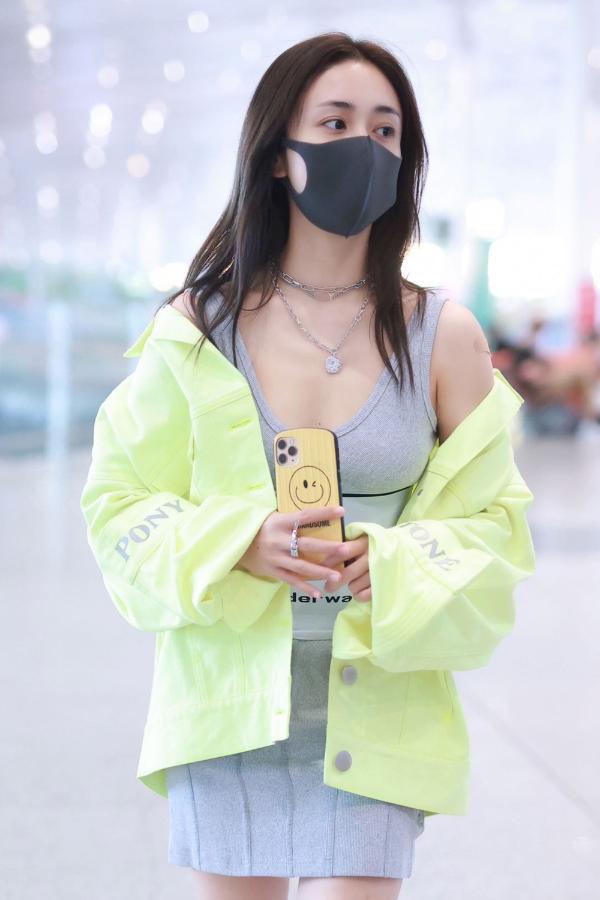 刘芸荧光绿外套搭灰色裙亮相机场 出现初秋运动女团风