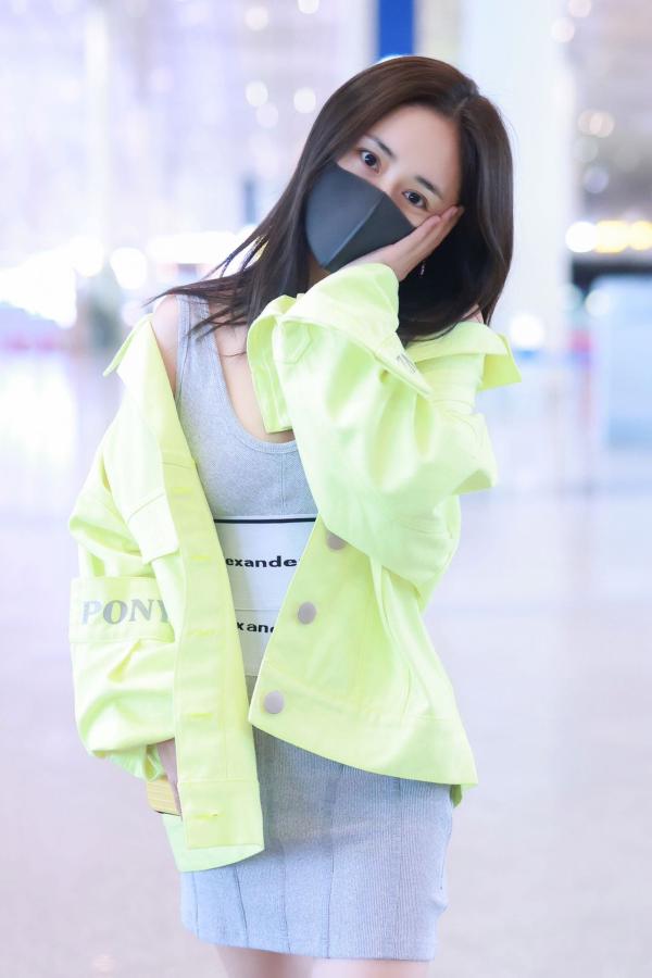 刘芸荧光绿外套搭灰色裙亮相机场 出现初秋运动女团风