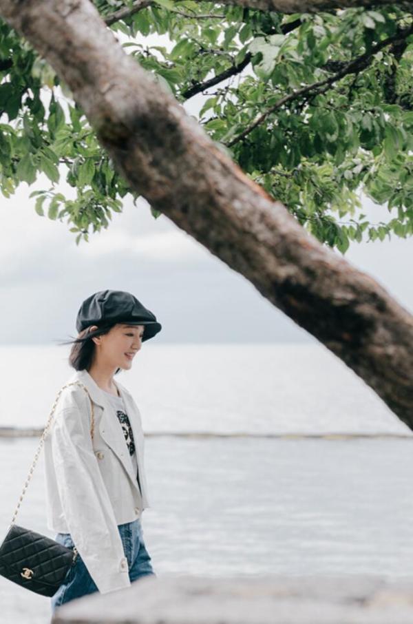 周迅秋游大片 海边散步随意真实